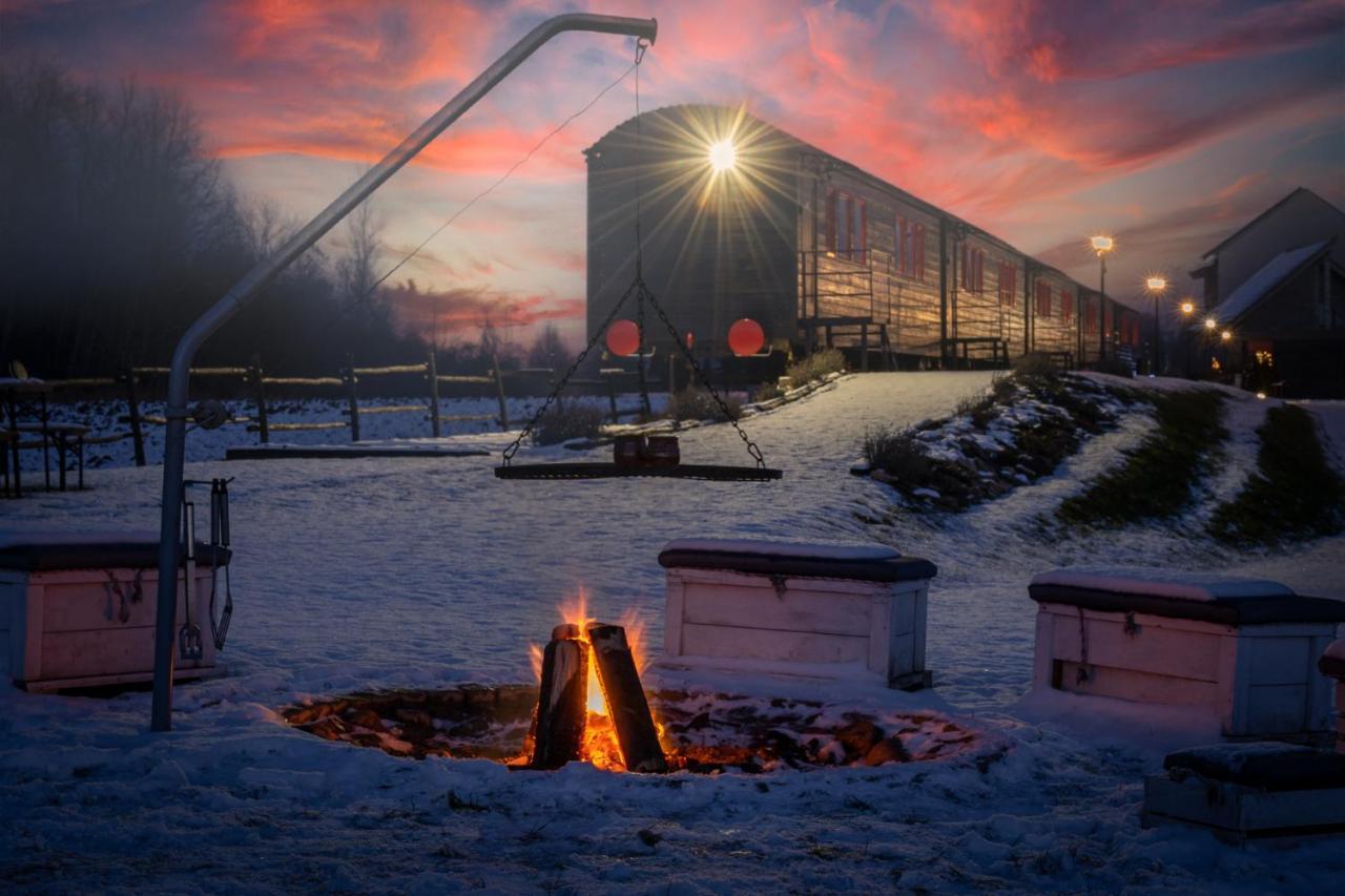 Апарт отель Stacja Galicja - Nocleg W Pociagu Blisko Energylandia Затор Экстерьер фото